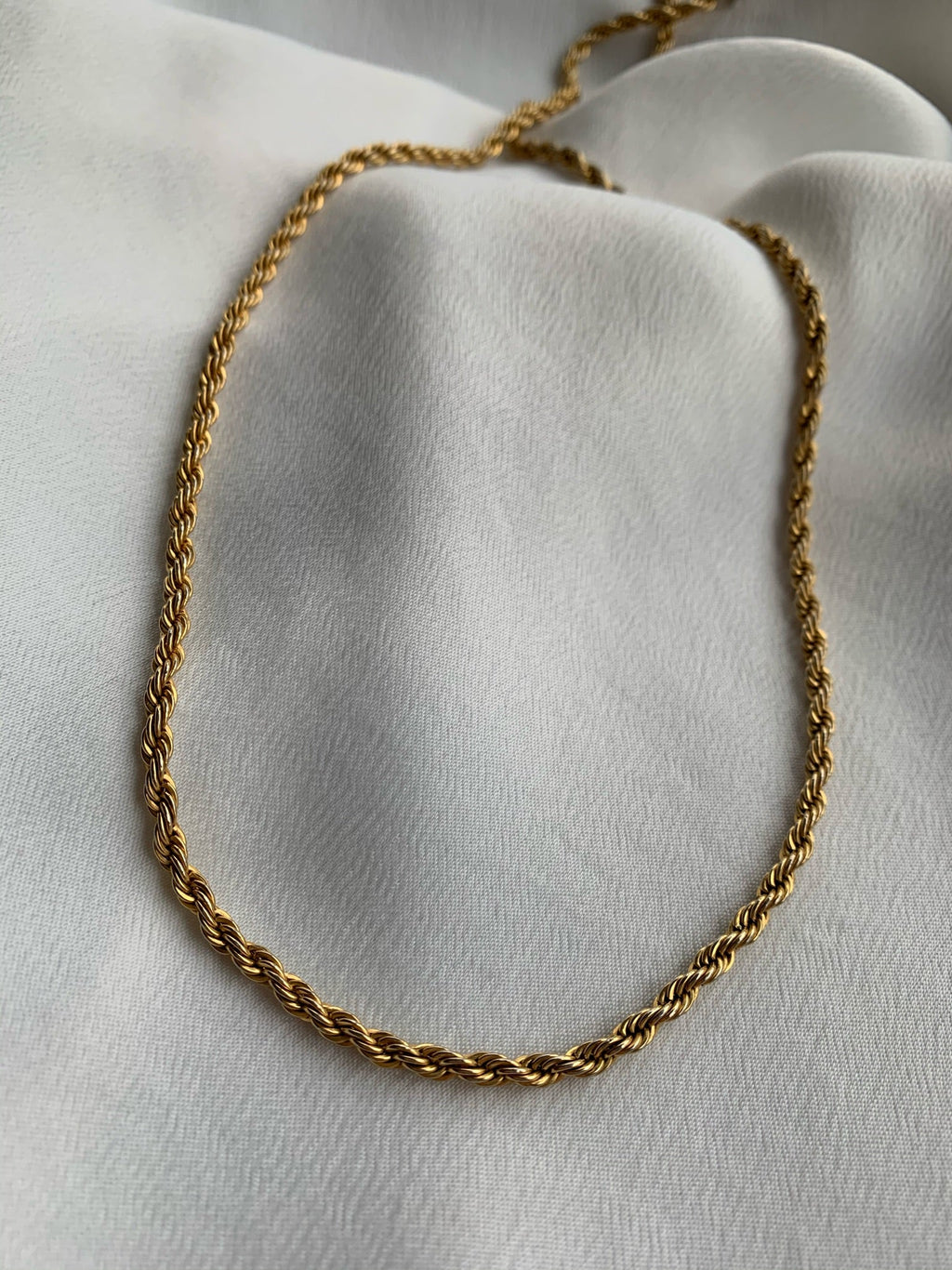 Timeless & elegant, add the rope chain as the first or second necklace in your stack! 14K Gold Plated Hypoallergenic Tarnish Resistant 45cm length 4mm (thick) OR 2mm (thin) chain | Easy Rope Chain Necklace | Non-tarnish 14k Jewellery EasyClubCo