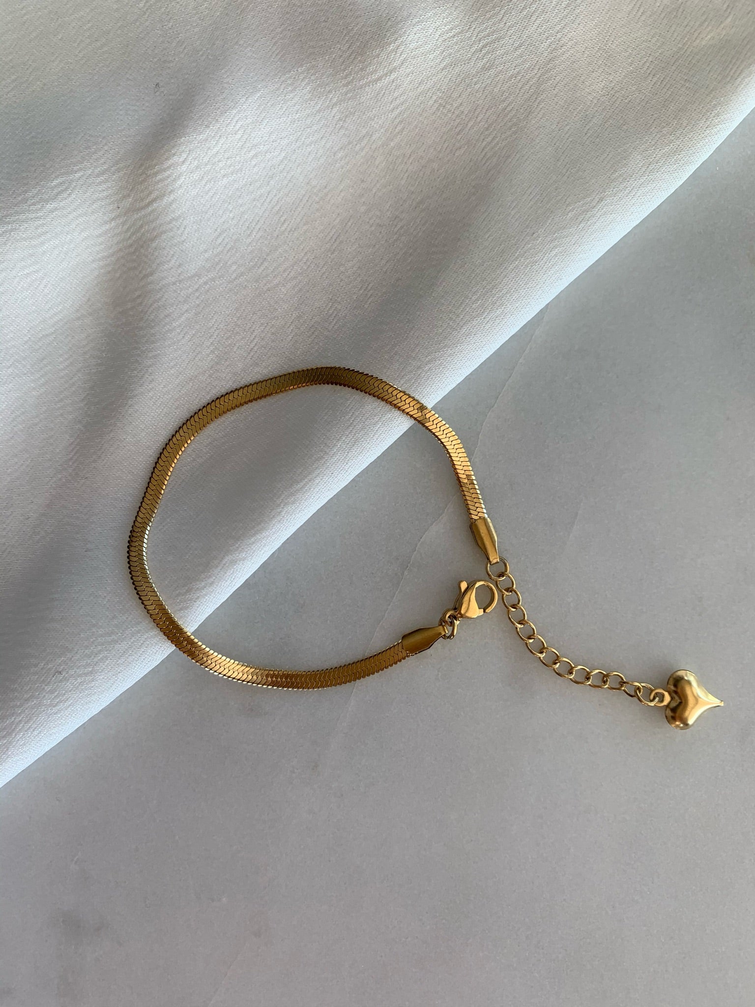 Chic and simple, it should already be on your wrist! gold plated stainless steel water resistant tarnish free 18 cm length, 3mm width adjustable heart extender attached | Easy Snake Bracelet | Non-tarnish 14k Jewellery EasyClubCo